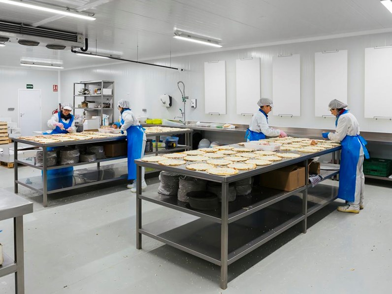 Panel de pared que soporta un grado avanzado de limpieza y desinfección diarias con fuertes productos químicos