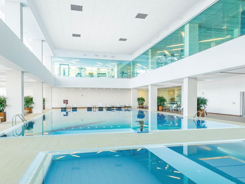 Techo suspendido con retícula oculta en el que debe ser posible desmontar cada placa con facilidad. Adecuado para zonas de piscina y compatible con una elevada humedad, corrosividad y flujo directo ocasional de agua.